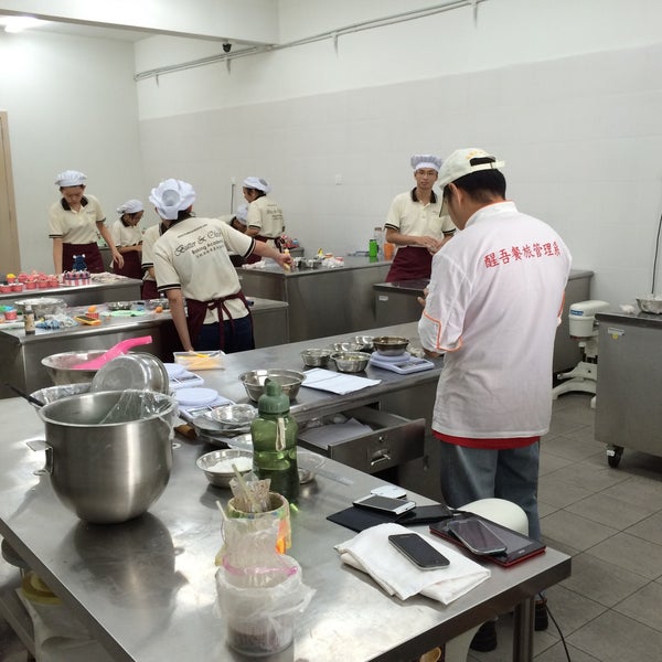 Кулич с вяленой клюквой. Baking academy. Печенье клубника суфле. Baking academy. Венские вафли мини.