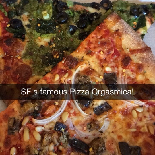 รูปภาพถ่ายที่ Pizza Orgasmica โดย louda b. เมื่อ 12/19/2013