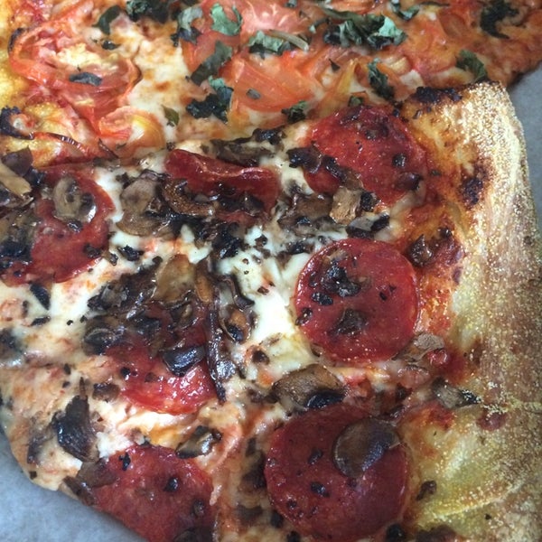 รูปภาพถ่ายที่ Pizza Orgasmica โดย louda b. เมื่อ 7/2/2014
