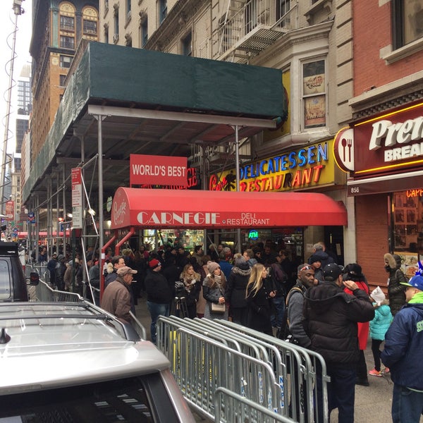 รูปภาพถ่ายที่ Carnegie Deli โดย Robert R. เมื่อ 12/30/2016