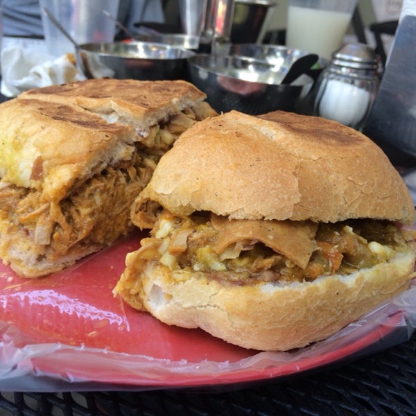 La cochibomba !! Pon a prueba cualquier cruda ;) Torta de chilaquiles con cochinita 🐽