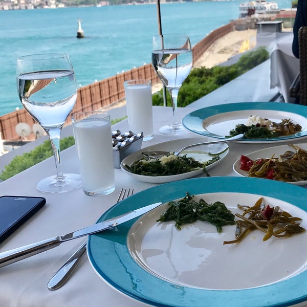 Das Foto wurde bei Mavi Balık Restaurant von Önder B. am 5/22/2017 aufgenommen