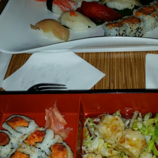 Foto scattata a Osaka Sushi And Steak da John B. il 4/19/2014