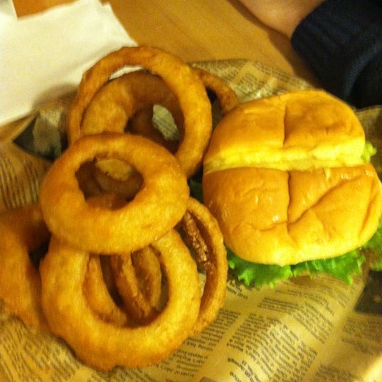 Foto diambil di Jake&#39;s Wayback Burgers oleh Marc S. pada 12/16/2012