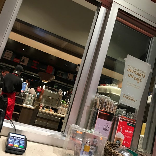 Foto scattata a Starbucks da Viv T. il 12/24/2019
