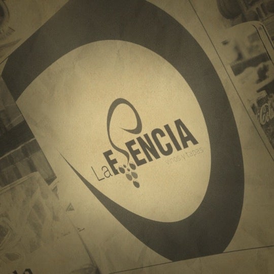 รูปภาพถ่ายที่ La Esencia - Vinos y Tapas โดย Carlos P. เมื่อ 10/25/2012