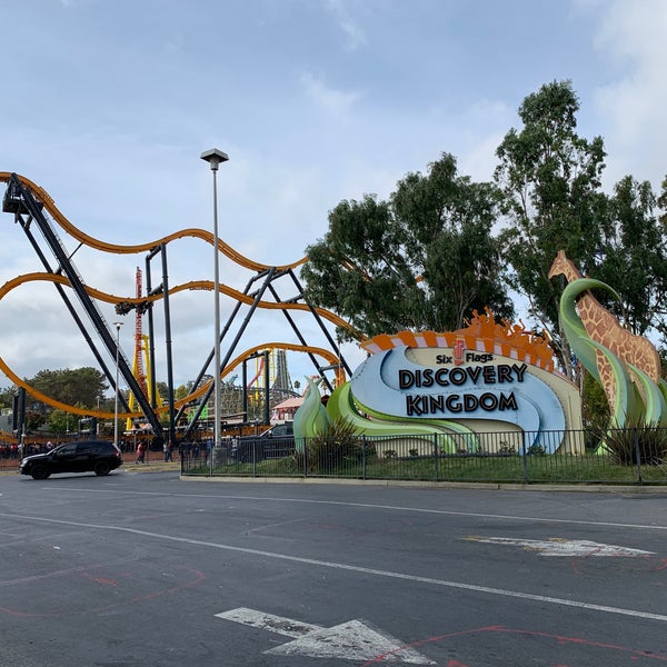 Photo taken at Six Flags Discovery Kingdom by Abdulrhman S. on 10/19/2019