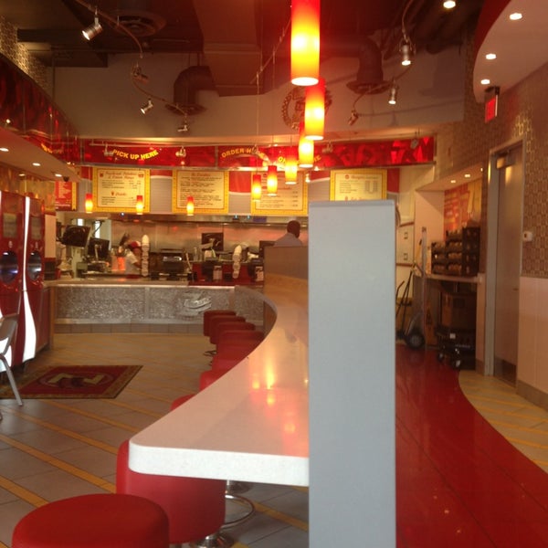 9/2/2013 tarihinde Ernest K.ziyaretçi tarafından Z-Burger'de çekilen fotoğraf