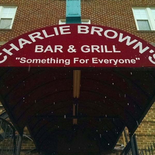 รูปภาพถ่ายที่ Charlie Brown&#39;s Bar &amp; Grill โดย Casey D. เมื่อ 12/12/2015