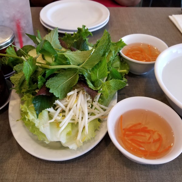 รูปภาพถ่ายที่ Golden Deli Vietnamese Restaurant โดย Steven S. เมื่อ 7/28/2018