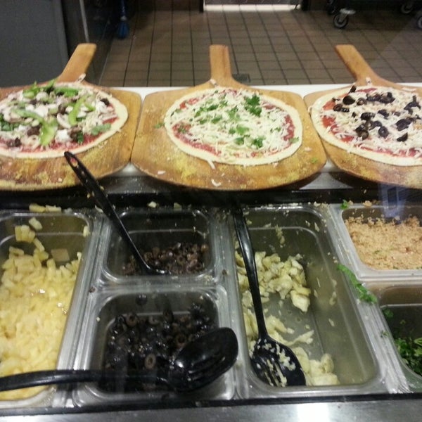 Photo taken at Pieology Pizzeria by Bonnie F. on 8/19/2014