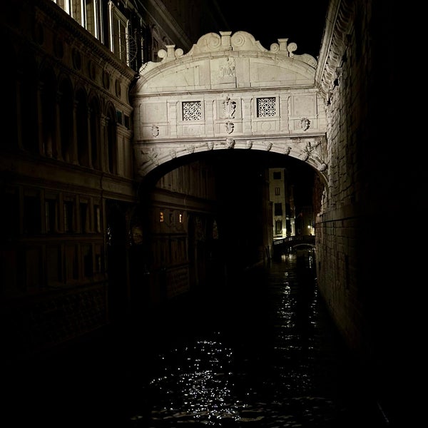 รูปภาพถ่ายที่ Ponte dei Sospiri โดย Lief T. เมื่อ 11/8/2023