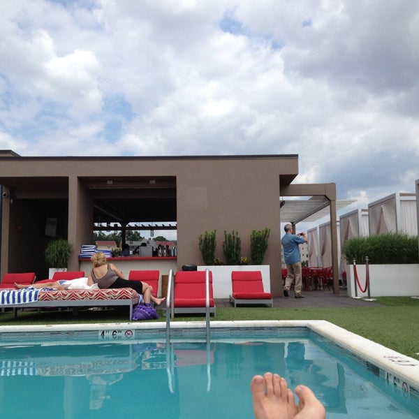 Das Foto wurde bei Penthouse Pool and Lounge von Thomas B. am 6/20/2013 aufgenommen