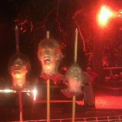 10/28/2012 tarihinde Jam O.ziyaretçi tarafından Los Angeles Haunted Hayride'de çekilen fotoğraf