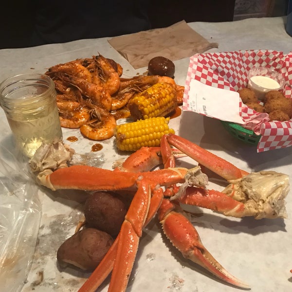 Foto scattata a Angry Crab Shack and BBQ da Wayne il 9/9/2017