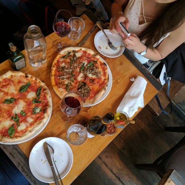 7/27/2017 tarihinde Arseniy I.ziyaretçi tarafından Pizzeria Defina'de çekilen fotoğraf