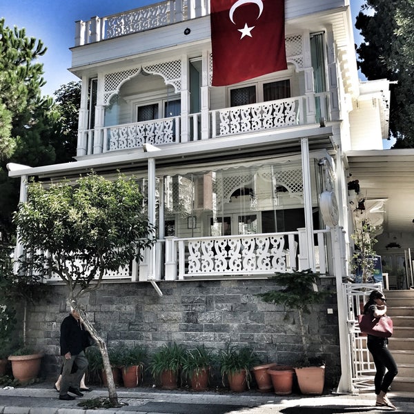 Das Foto wurde bei Büyükada White Palace Hotel von Busra Y. am 9/2/2017 aufgenommen