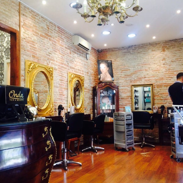 7/1/2015 tarihinde Beth G.ziyaretçi tarafından Onda Hair &amp; Beauty Salon'de çekilen fotoğraf