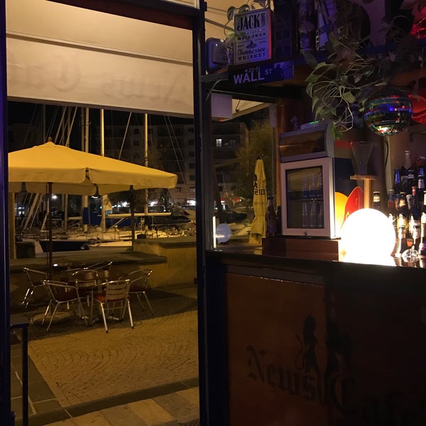 รูปภาพถ่ายที่ News Cafè โดย cixx เมื่อ 11/23/2017