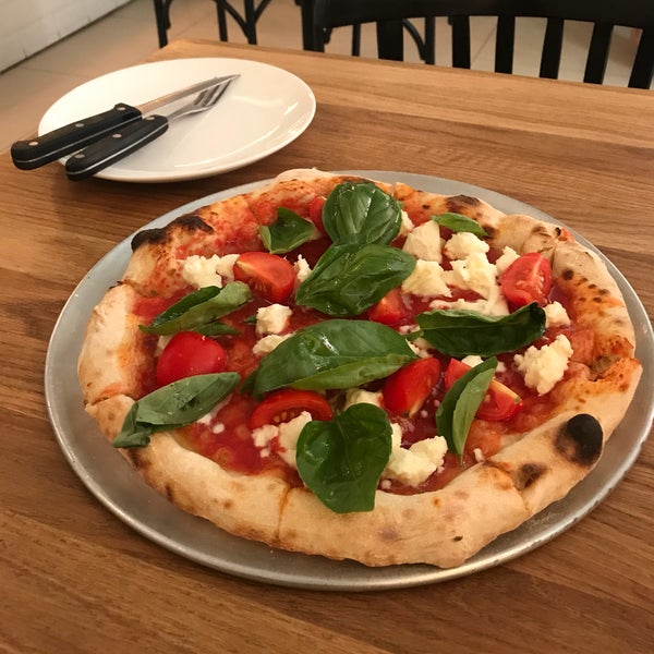 Foto diambil di Pizza Pazza oleh Ilya pada 9/14/2018