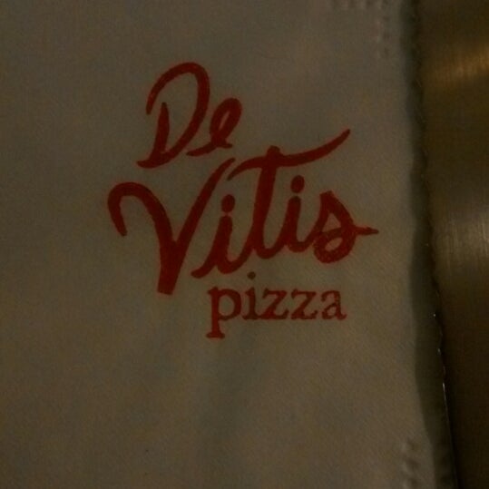 Foto tirada no(a) De Vitis Pizza por Alex R. em 5/23/2014