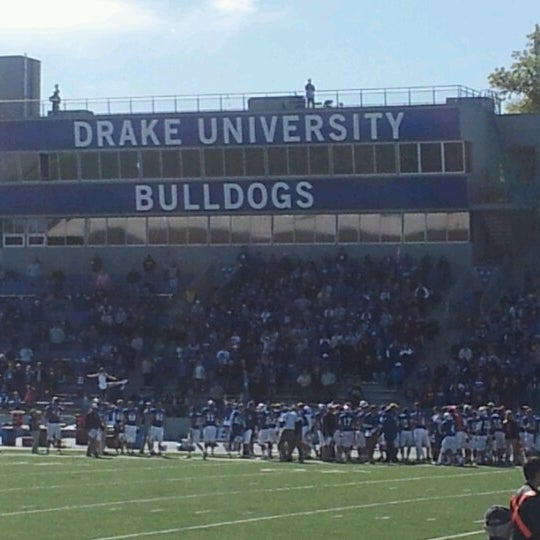 รูปภาพถ่ายที่ Drake Stadium โดย Connor F. เมื่อ 9/22/2012