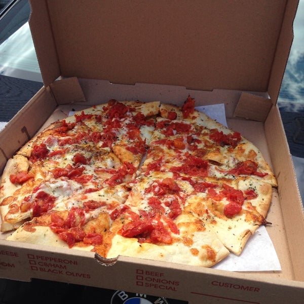 Foto tomada en Santillo&#39;s Brick Oven Pizza  por Angela K. el 6/26/2014
