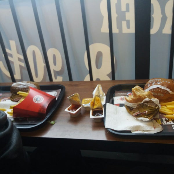 Foto scattata a Saloon Burger da Nazli A. il 4/2/2019