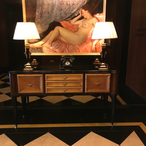 Foto diambil di The Beaumont Hotel oleh Mr. B S pada 6/8/2019