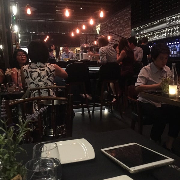 Photo prise au Napoleon Food &amp; Wine Bar par Yong A. le9/23/2015