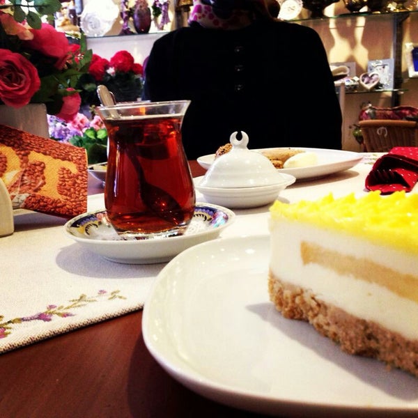 รูปภาพถ่ายที่ Begonvil Cafe &amp; Store โดย Şeyma Çataklı เมื่อ 10/29/2013