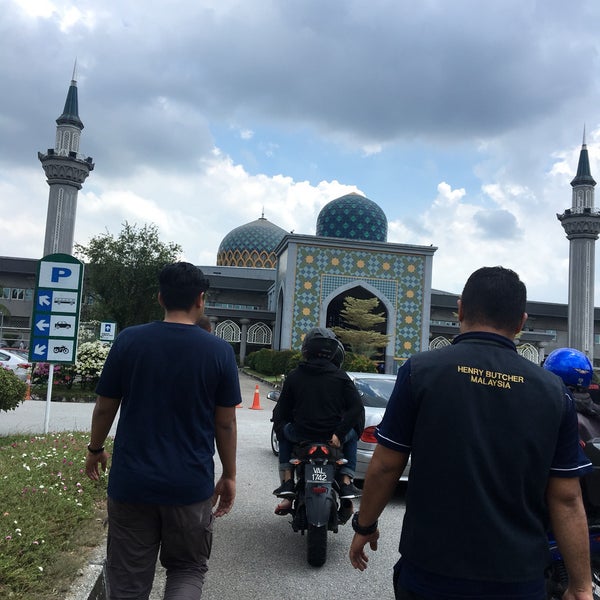 Photo taken at Masjid KLIA (Sultan Abdul Samad Mosque) by awi z. on 5/24/2019