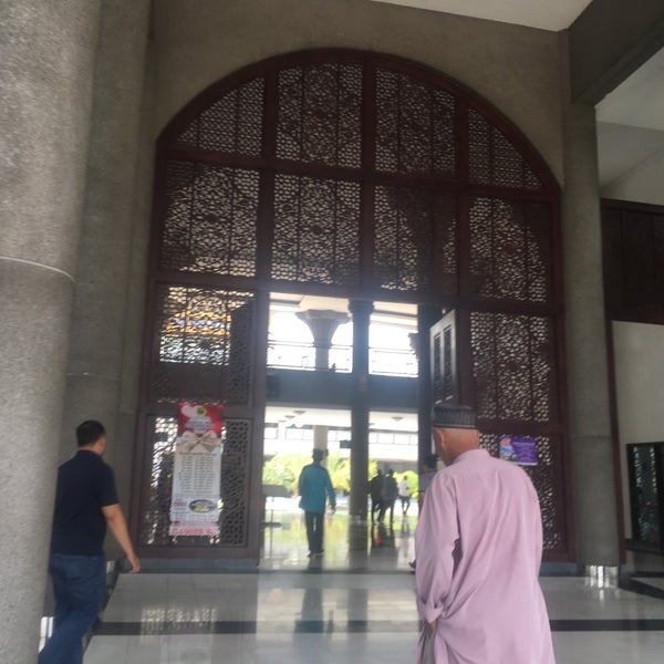 Photo taken at Masjid KLIA (Sultan Abdul Samad Mosque) by awi z. on 3/22/2019