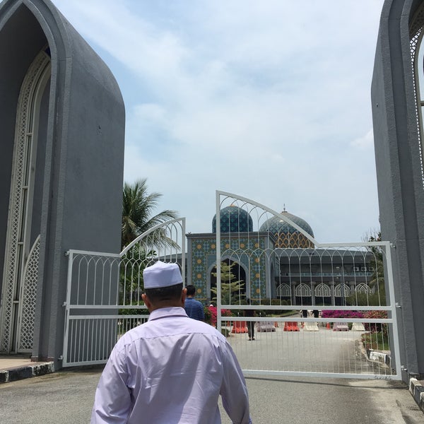 Photo taken at Masjid KLIA (Sultan Abdul Samad Mosque) by awi z. on 3/8/2019
