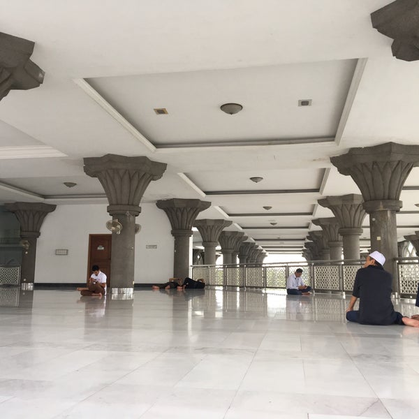 Photo taken at Masjid KLIA (Sultan Abdul Samad Mosque) by awi z. on 5/31/2019