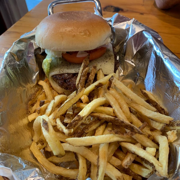 Foto scattata a Burger Shoppe da Aaron C il 7/14/2019