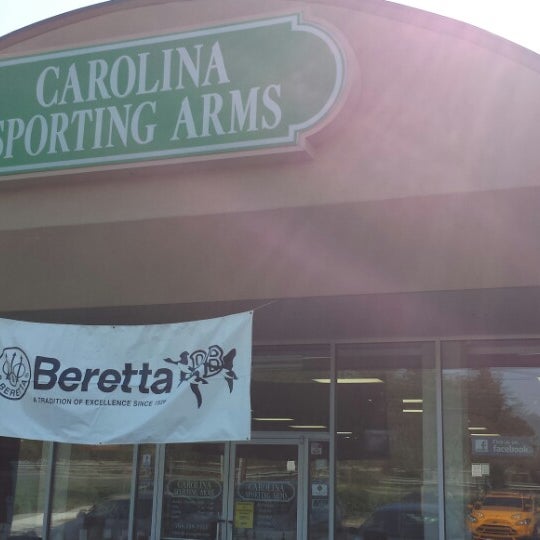 4/12/2014 tarihinde Mike G.ziyaretçi tarafından Carolina Sporting Arms'de çekilen fotoğraf