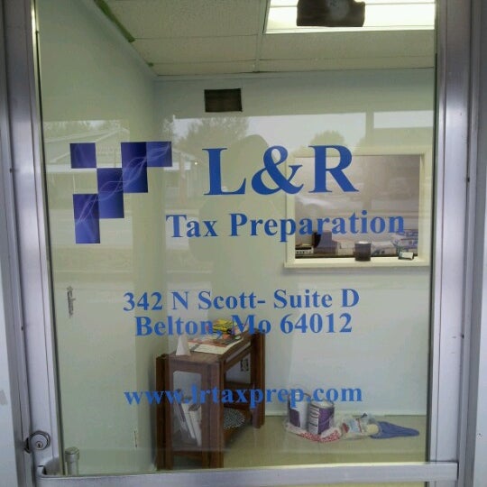 รูปภาพถ่ายที่ L &amp; R Tax Preparation โดย Bruce M. เมื่อ 11/9/2012