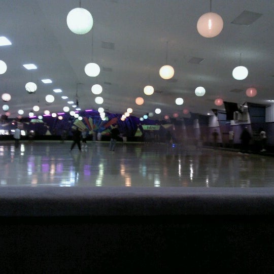 10/4/2012にKaren E.がPalace Roller Skating Rinkで撮った写真