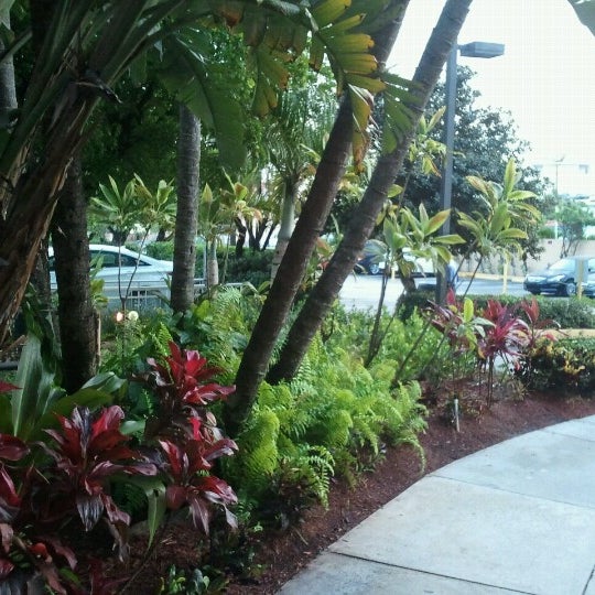 Foto diambil di Regency Hotel Miami oleh Crystalline E. pada 6/12/2013