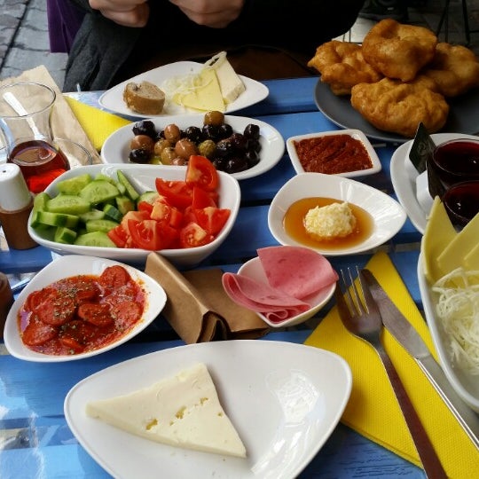 Das Foto wurde bei Bay-Kuş Cafe Kahvaltı von Kerem A. am 3/22/2015 aufgenommen