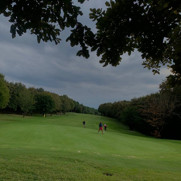 รูปภาพถ่ายที่ Kemer Golf &amp; Country Club โดย Güven K. เมื่อ 9/18/2022