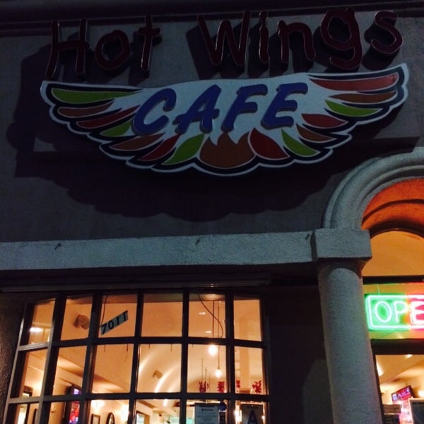 Foto diambil di Hot Wings Cafe (Melrose) oleh John M. pada 6/29/2015