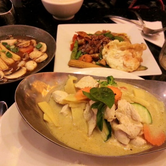 Foto tomada en Ghin Khao Thai Food  por Eugene F. el 9/29/2012