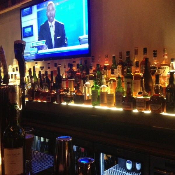 รูปภาพถ่ายที่ Grey Bar &amp; Restaurant โดย Amber H. เมื่อ 3/10/2013