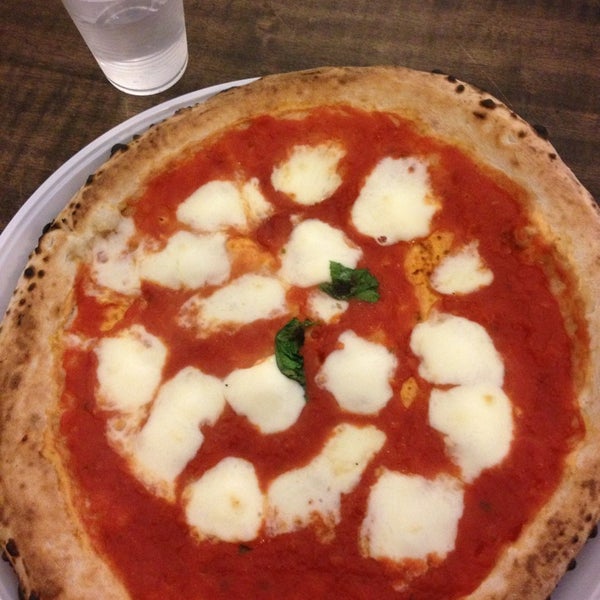 Das Foto wurde bei Pizzeria O&#39; Vesuvio Napoletana Forno Legna von Dilara Ç. am 2/28/2013 aufgenommen