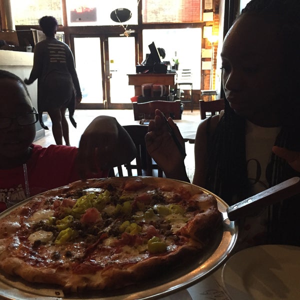 รูปภาพถ่ายที่ Pizzeria Vesuvius โดย Denise and V. เมื่อ 6/6/2015