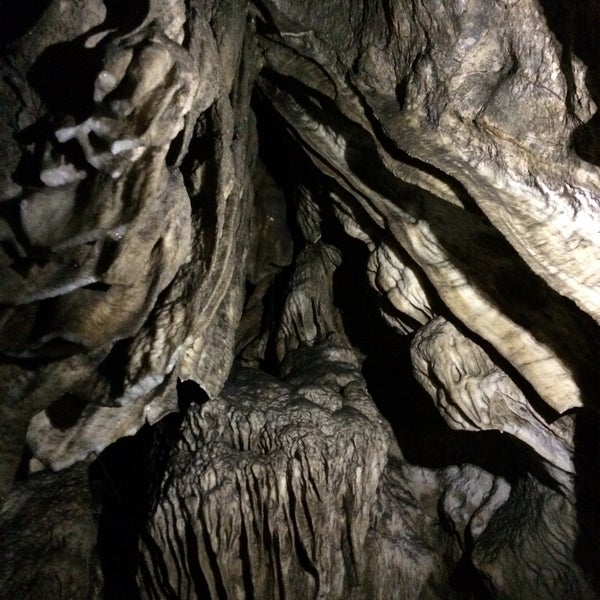 Das Foto wurde bei Le Domaine des Grottes de Han / Het Domein van de Grotten van Han von Axelle am 8/3/2017 aufgenommen