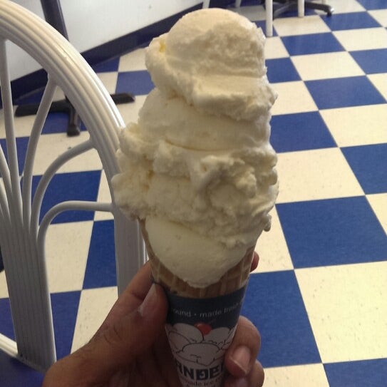 Photo taken at Handel&#39;s Homemade Ice Cream &amp; Yogurt by Aziz A. on 5/21/2014