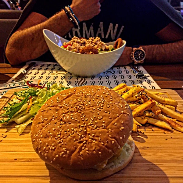 Foto diambil di Siyabo Cafe &amp; Restaurant oleh Hikmet pada 5/17/2015